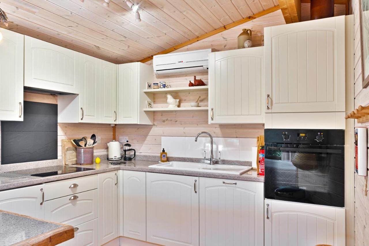 The Lodge - Luxury Lodge With Super King Size Bed, Kitchen & Shower Room Hurstpierpoint ภายนอก รูปภาพ
