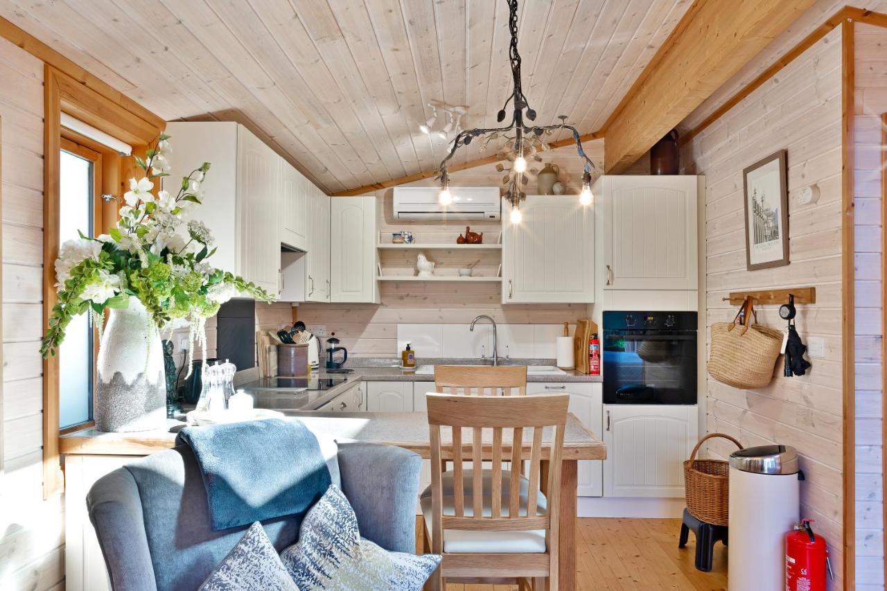 The Lodge - Luxury Lodge With Super King Size Bed, Kitchen & Shower Room Hurstpierpoint ภายนอก รูปภาพ