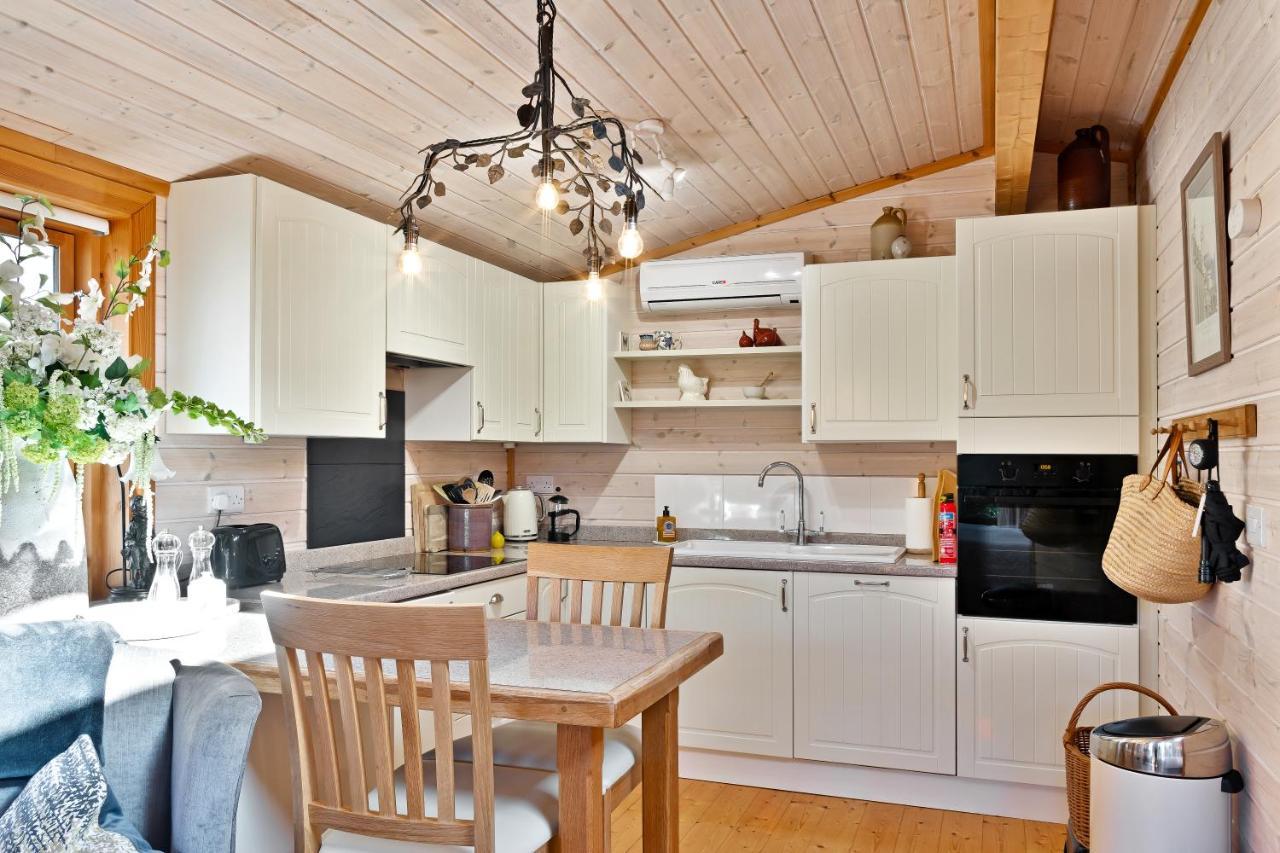 The Lodge - Luxury Lodge With Super King Size Bed, Kitchen & Shower Room Hurstpierpoint ภายนอก รูปภาพ