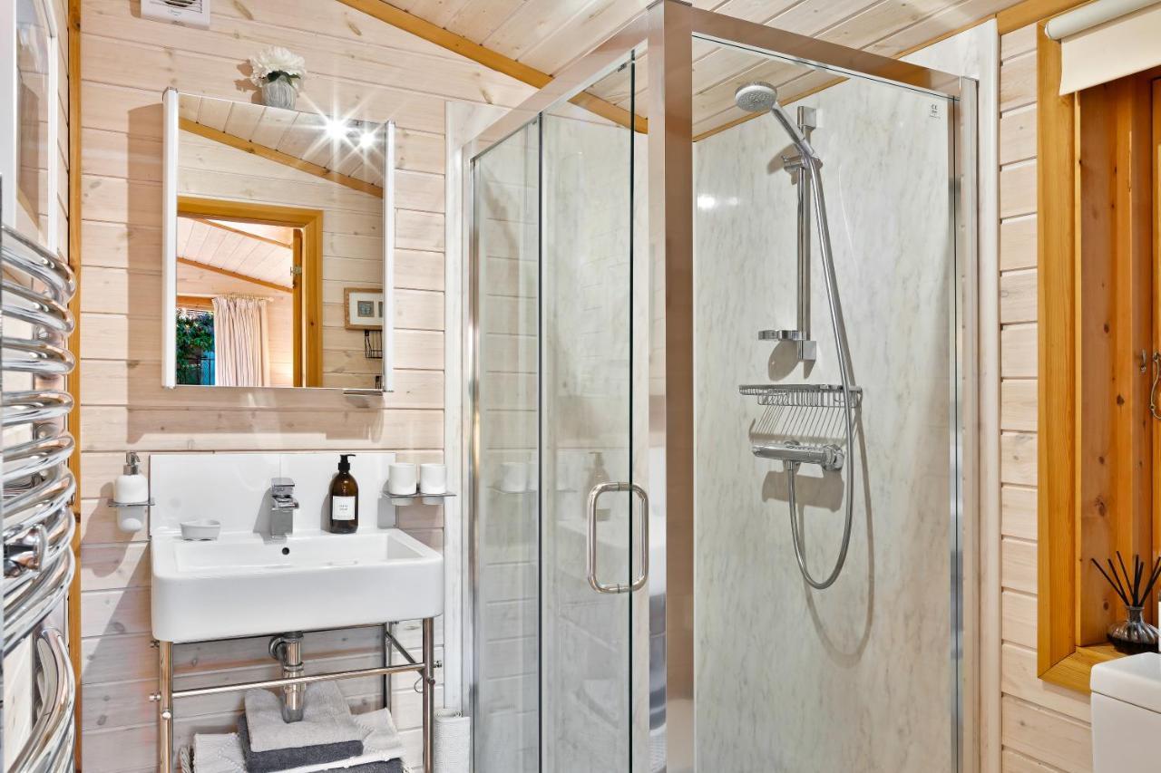 The Lodge - Luxury Lodge With Super King Size Bed, Kitchen & Shower Room Hurstpierpoint ภายนอก รูปภาพ